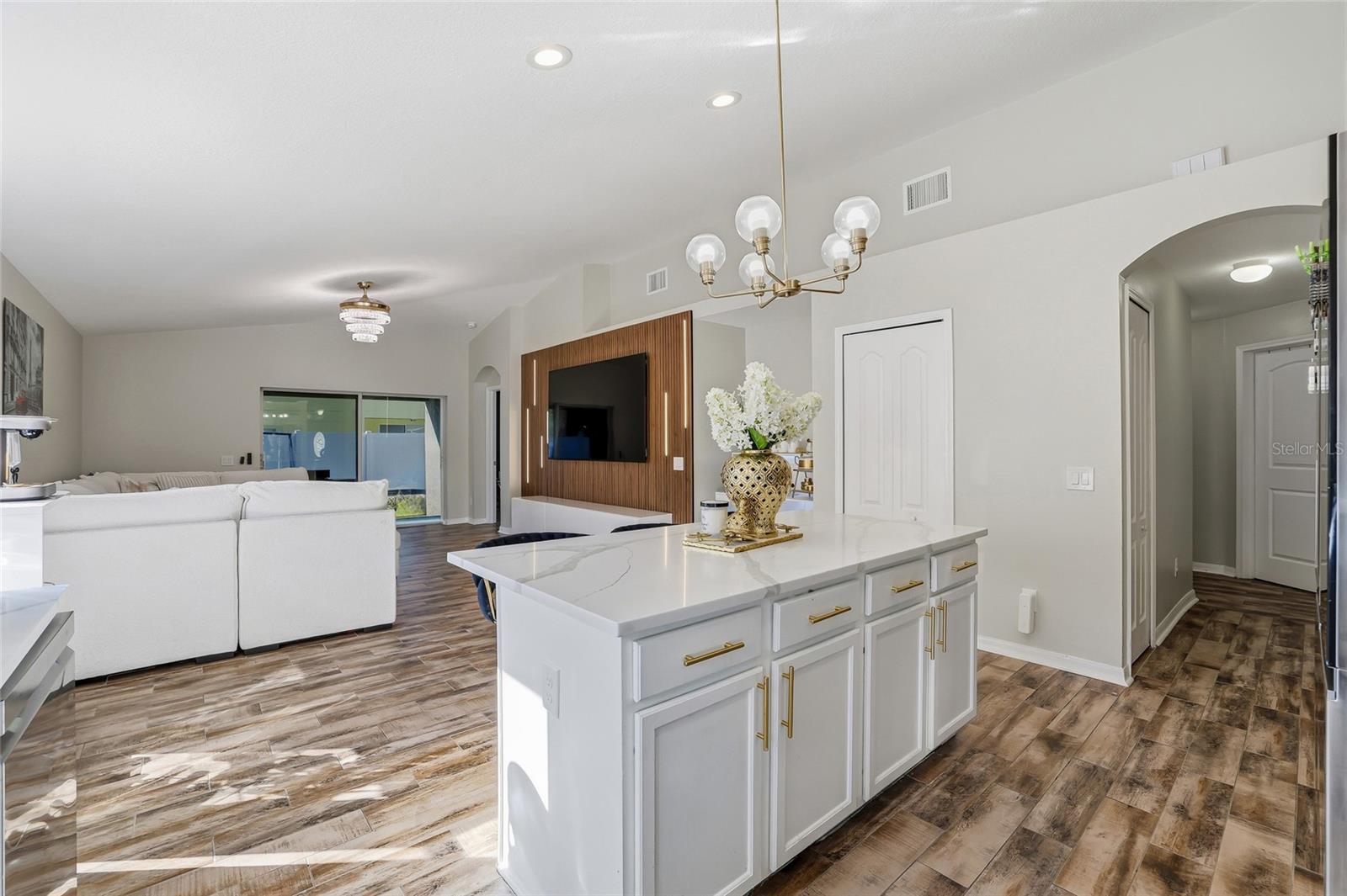 Listing photo id 12 for 4145 Medbury Drive