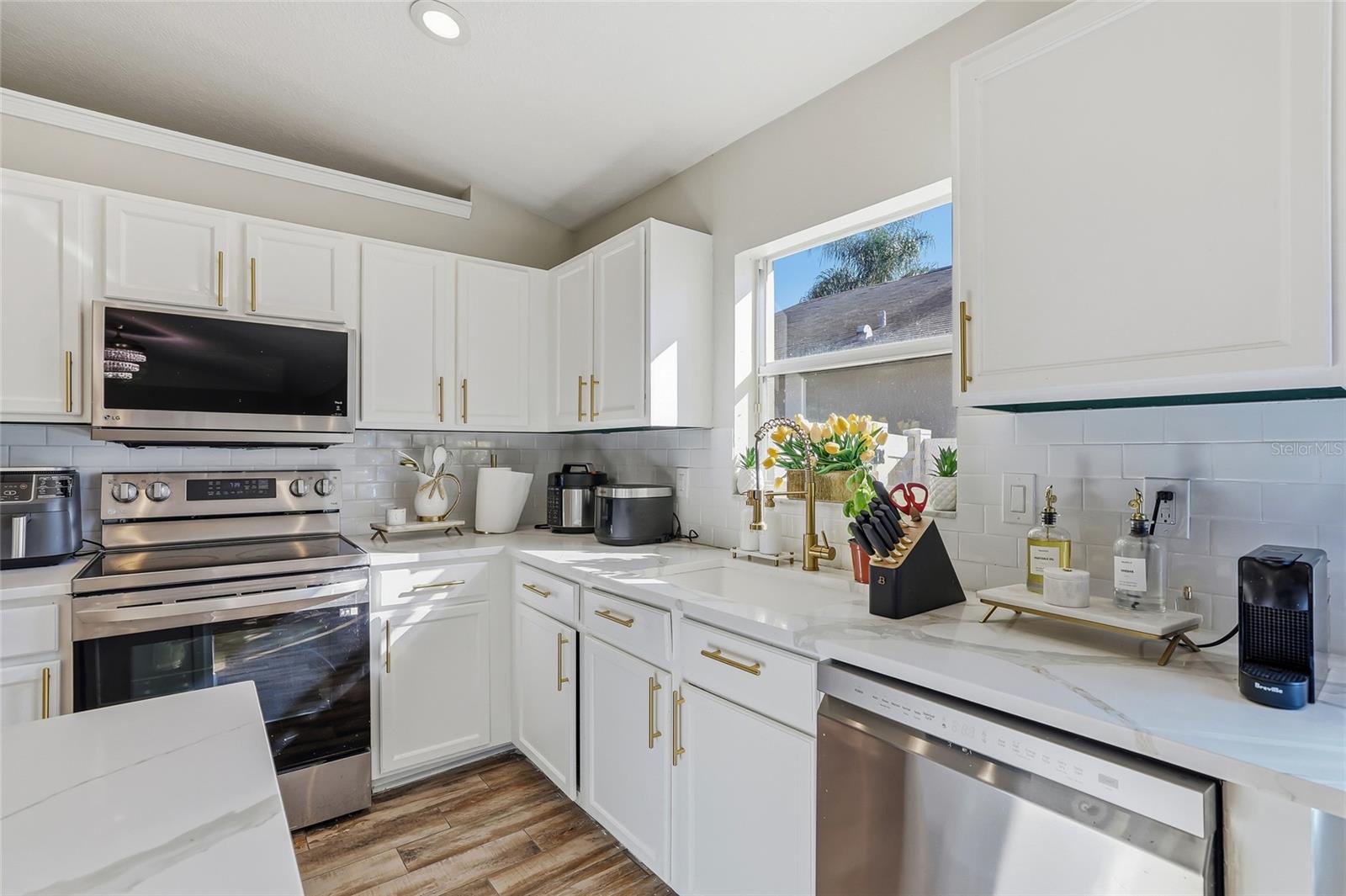 Listing photo id 13 for 4145 Medbury Drive