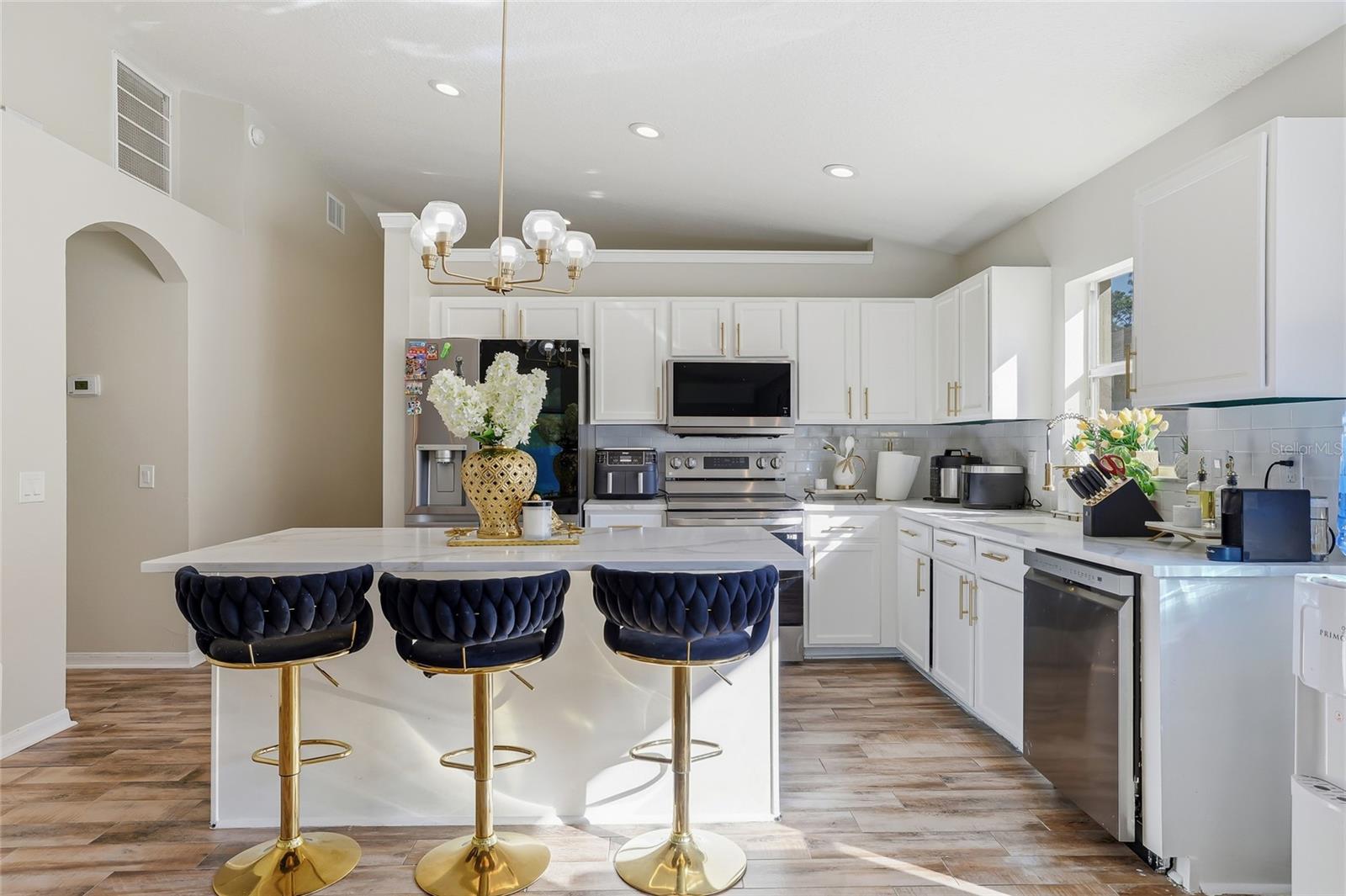 Listing photo id 14 for 4145 Medbury Drive