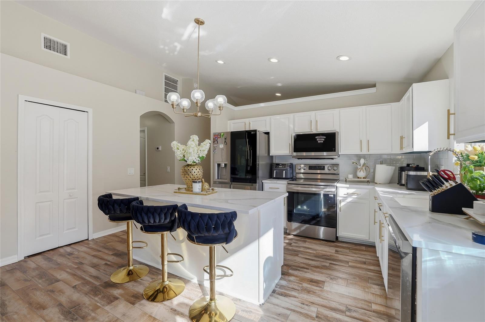 Listing photo id 15 for 4145 Medbury Drive