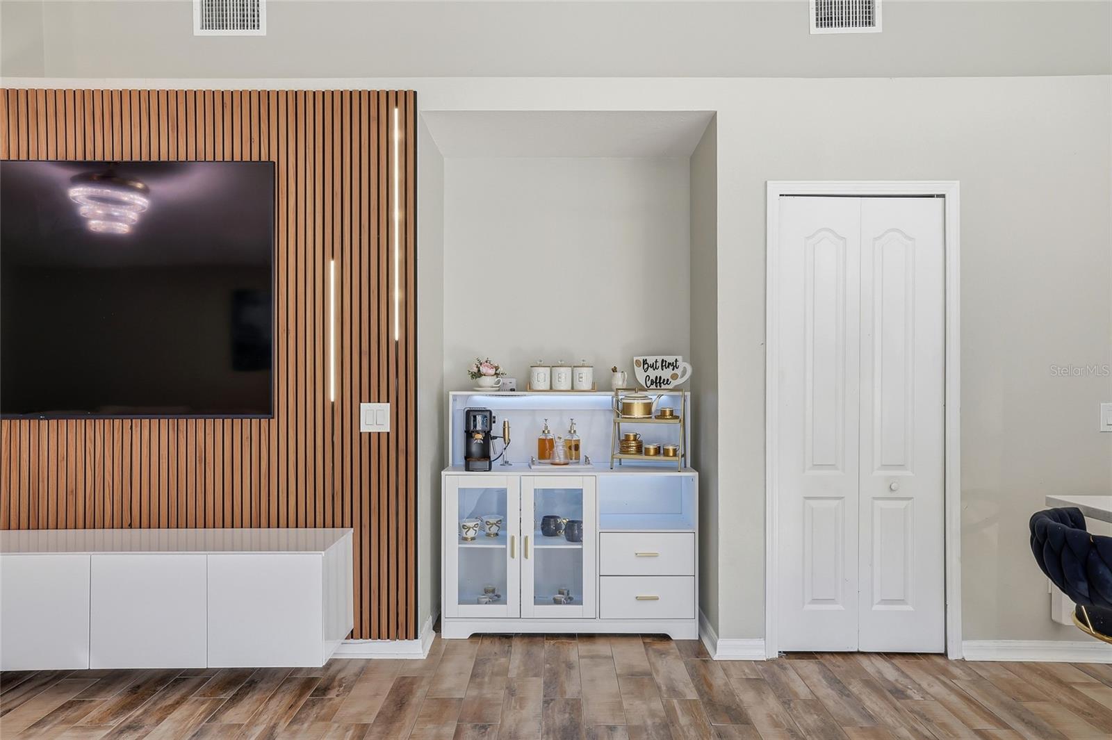 Listing photo id 16 for 4145 Medbury Drive