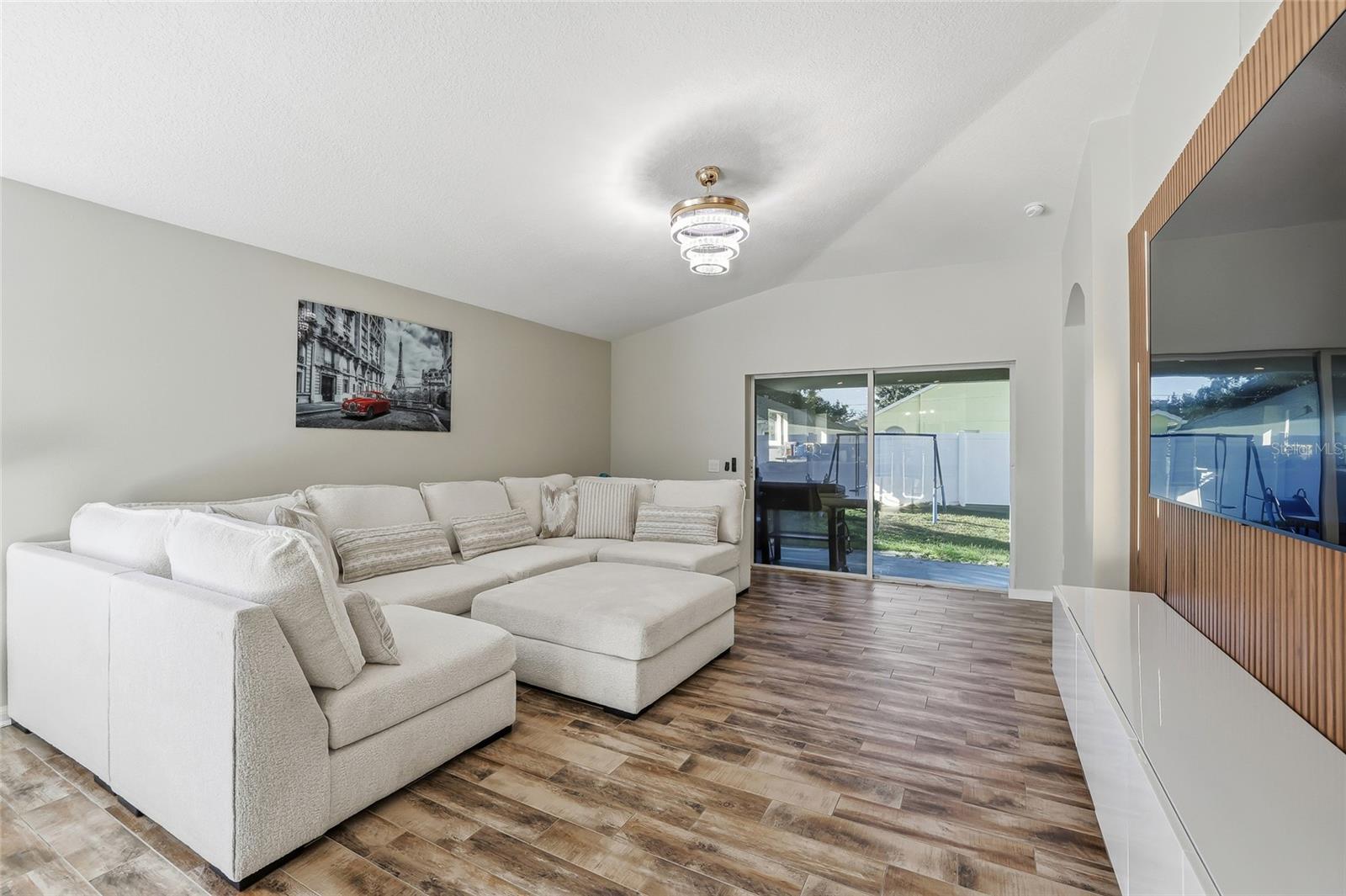 Listing photo id 17 for 4145 Medbury Drive