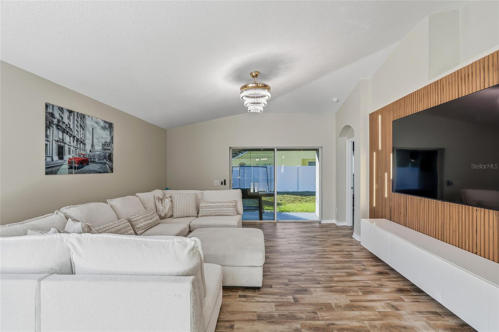 Listing photo id 18 for 4145 Medbury Drive