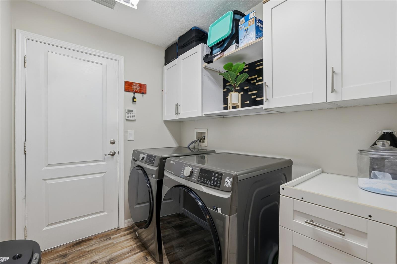 Listing photo id 36 for 4145 Medbury Drive