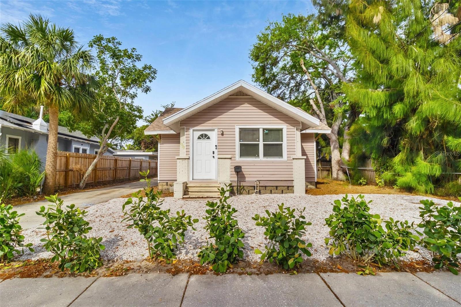 Image 12 of 14 For 1735 Yale Street S