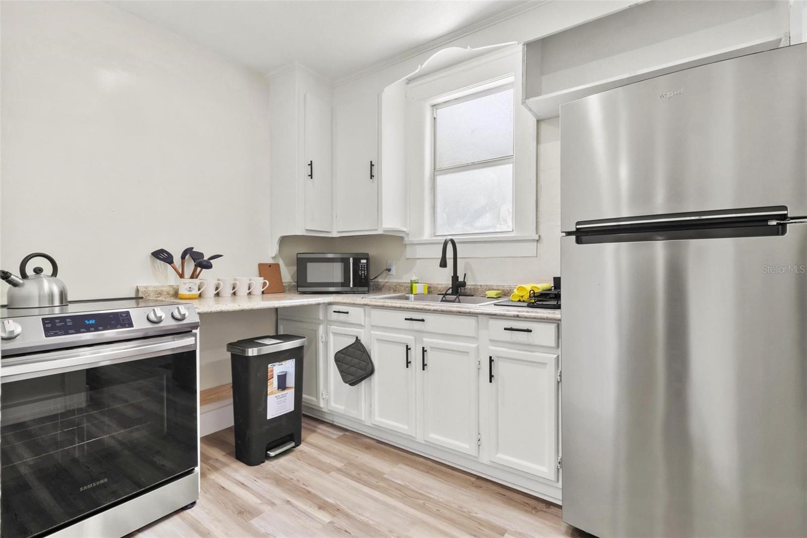 Image 4 of 14 For 1735 Yale Street S