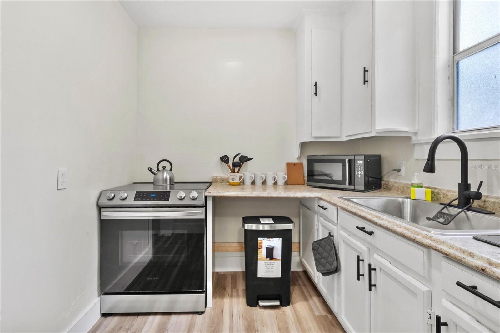 Image 5 of 14 For 1735 Yale Street S