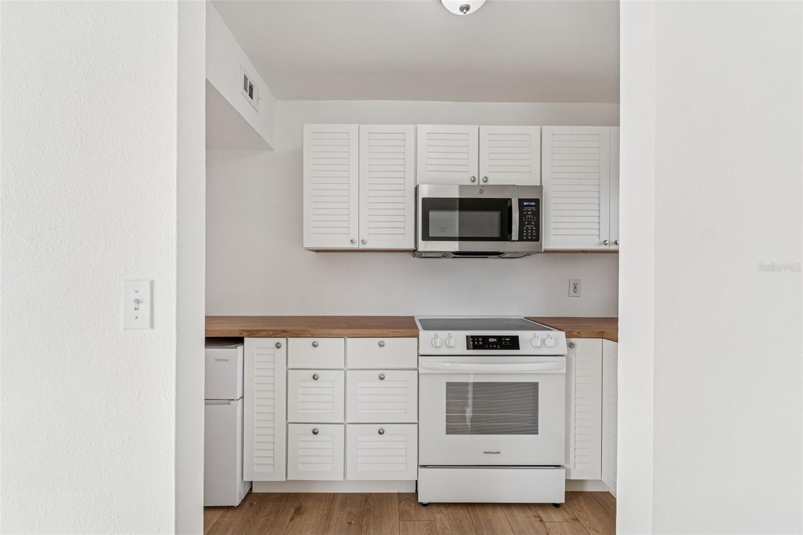 Image 11 of 66 For 2411 Bay Boulevard 3