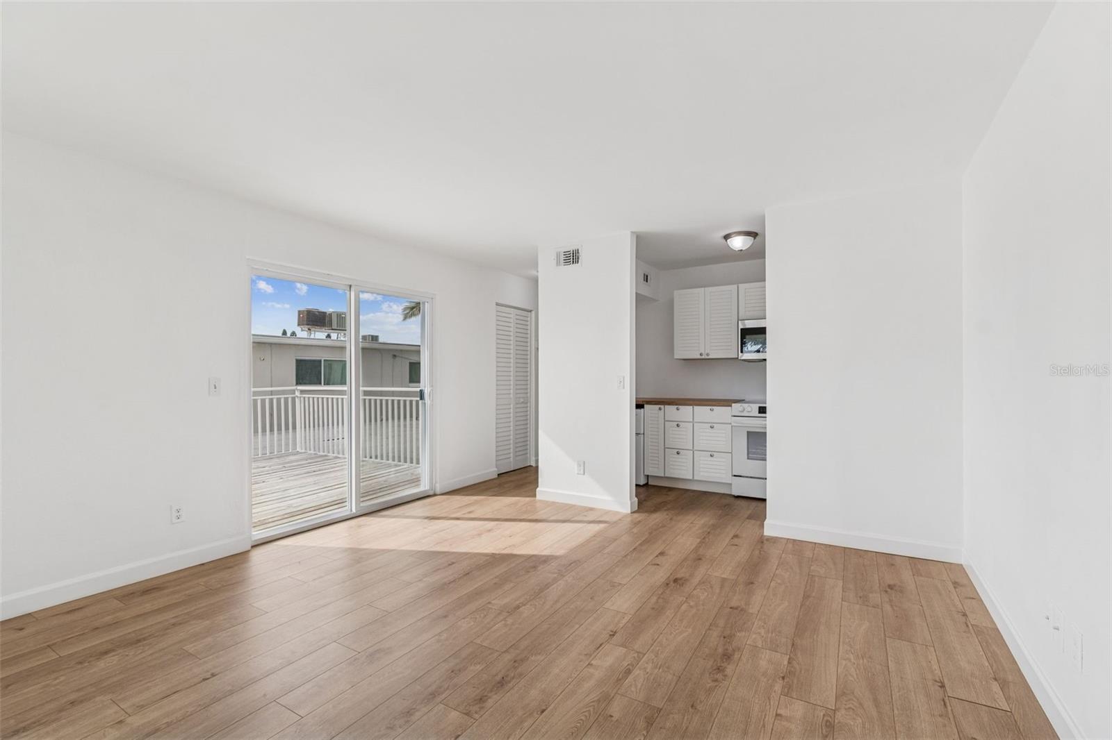 Image 9 of 66 For 2411 Bay Boulevard 3