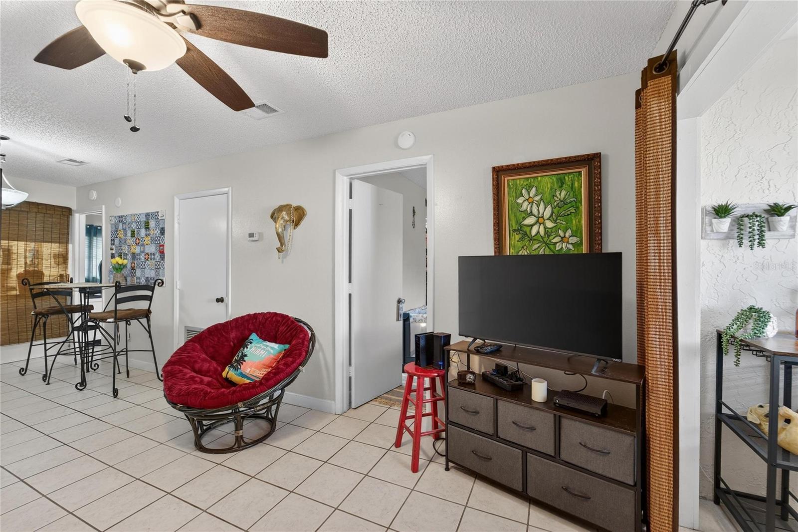 Image 14 of 41 For 3806 Oak Drive V22