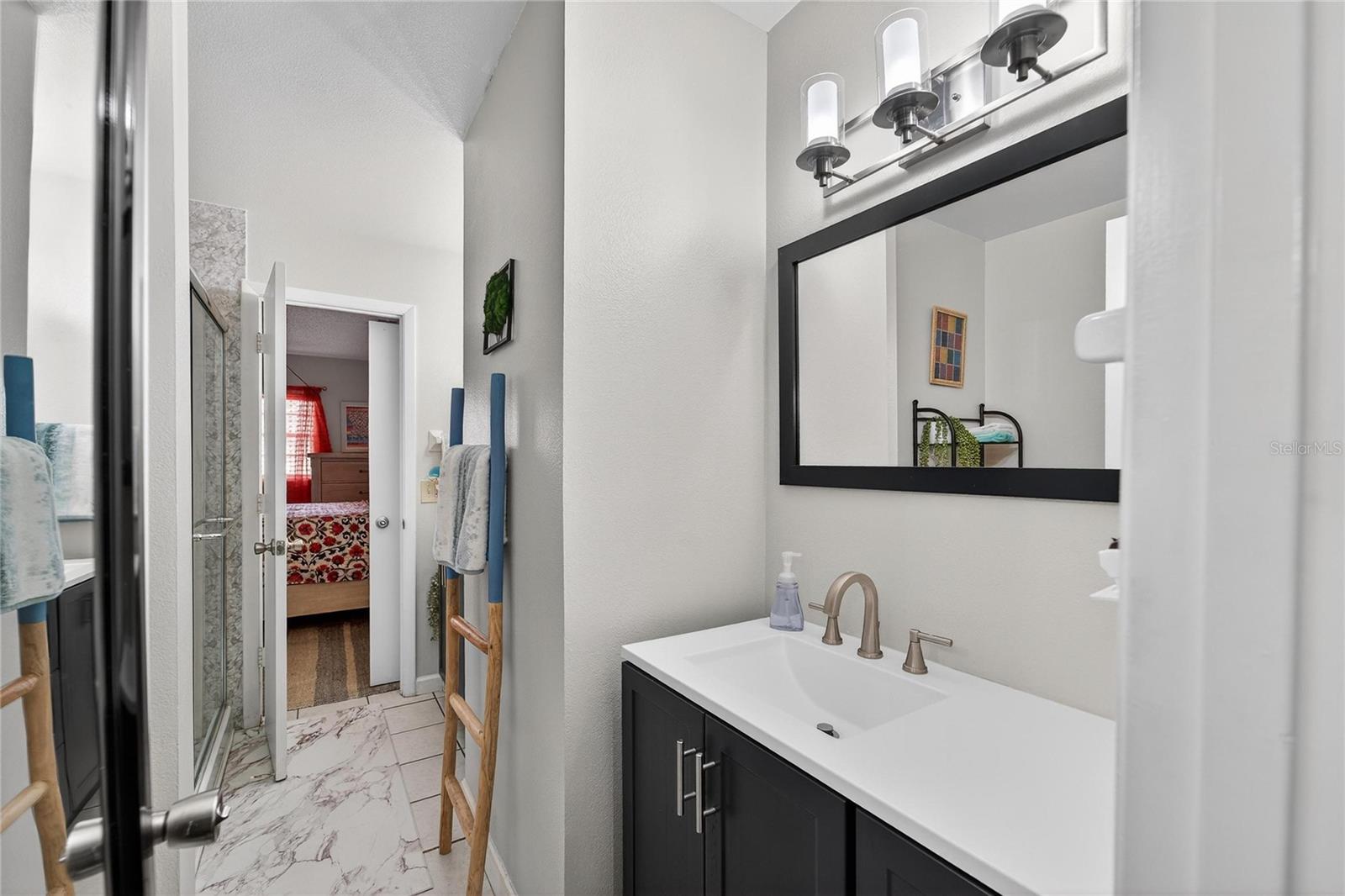 Image 23 of 41 For 3806 Oak Drive V22