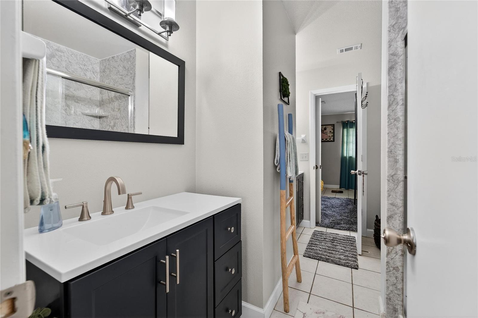 Image 24 of 41 For 3806 Oak Drive V22