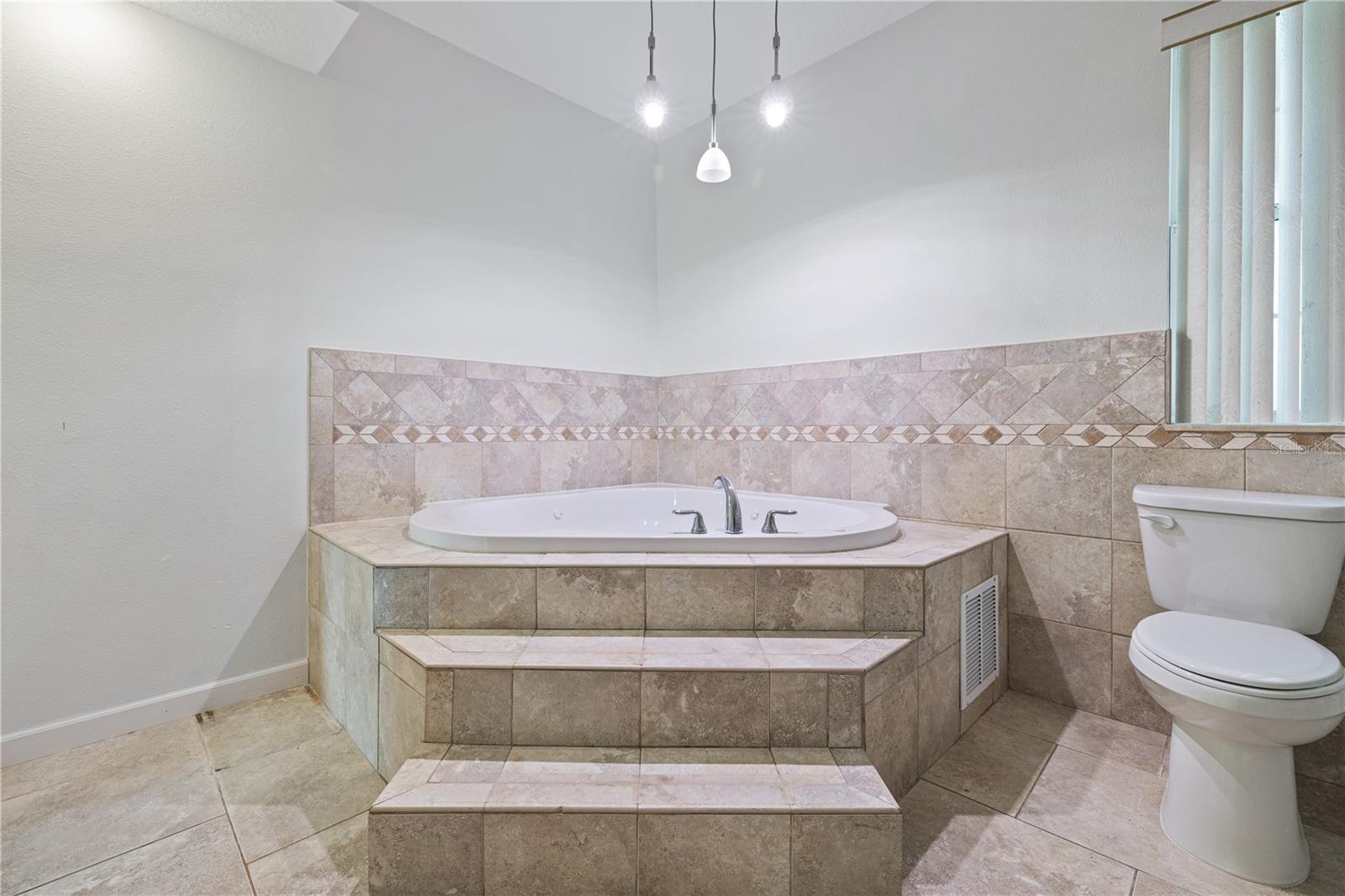 Image 16 of 24 For 113 Gladys Street A