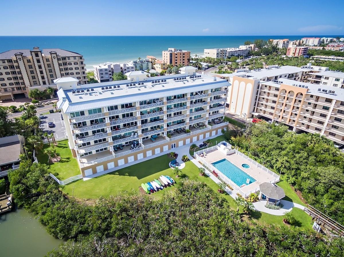 Image 2 of 27 For 19519 Gulf Boulevard 206