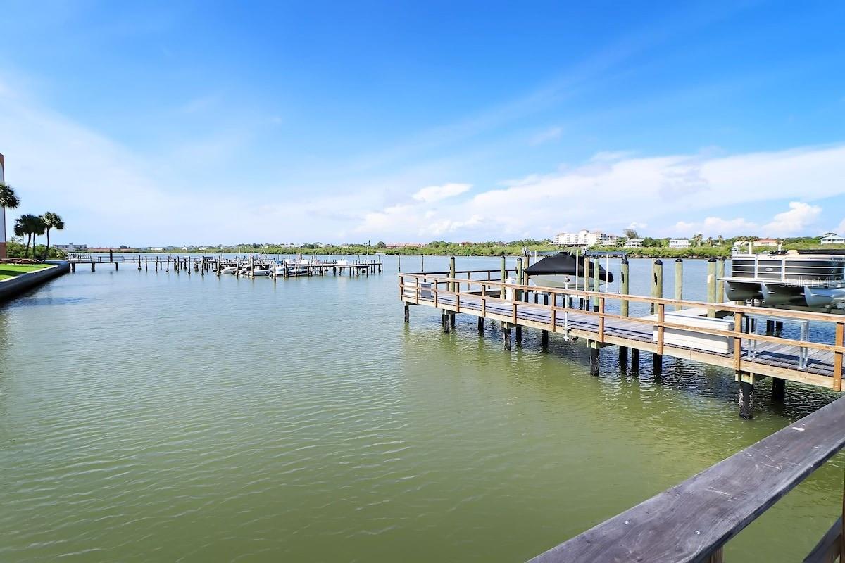 Image 23 of 27 For 19519 Gulf Boulevard 206