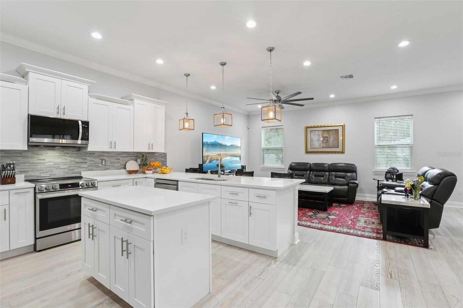 Image 12 of 79 For 714 Lois Avenue