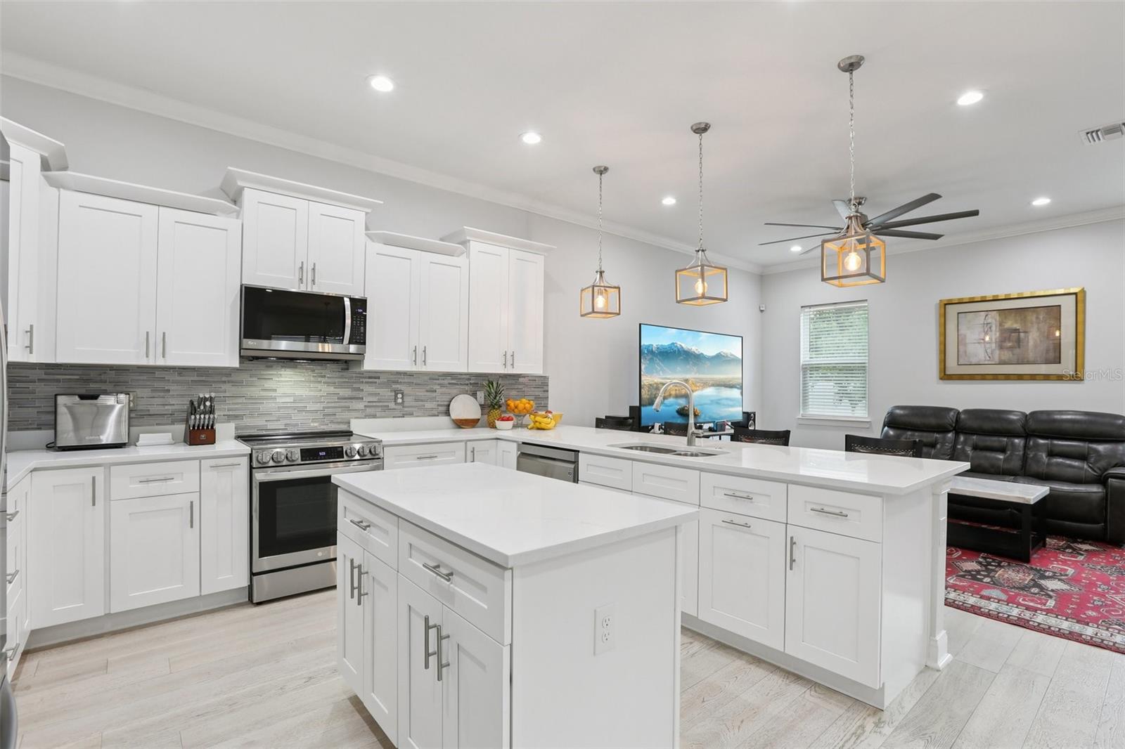 Image 14 of 79 For 714 Lois Avenue