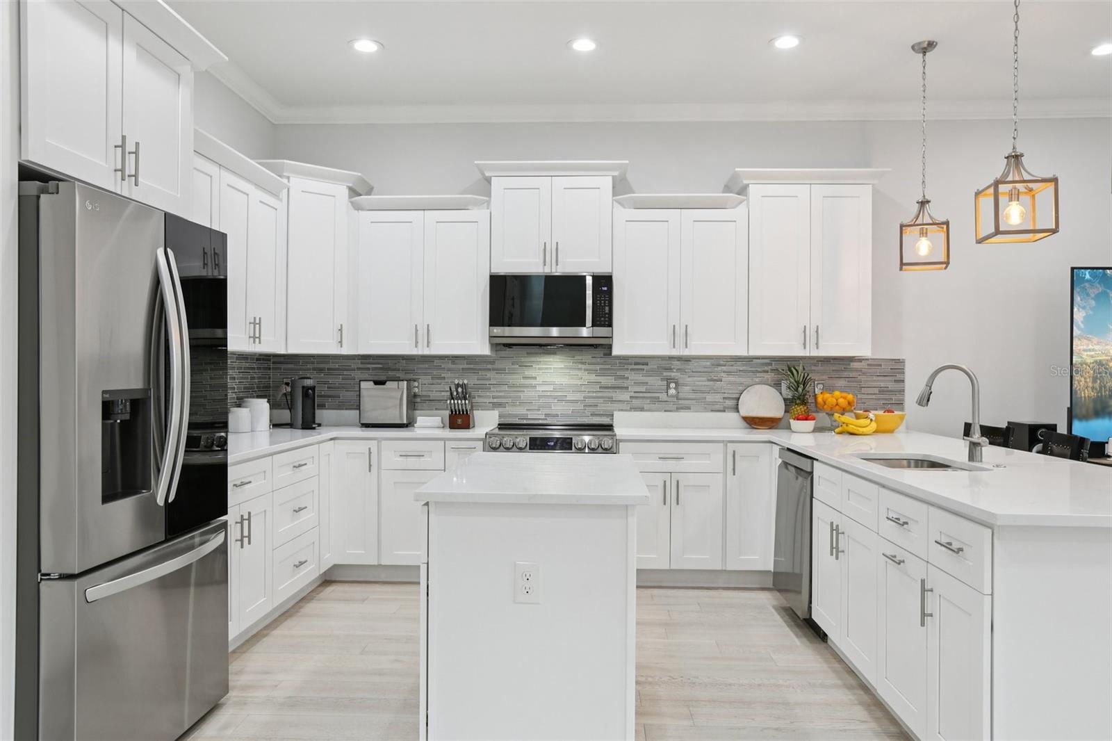 Image 20 of 79 For 714 Lois Avenue