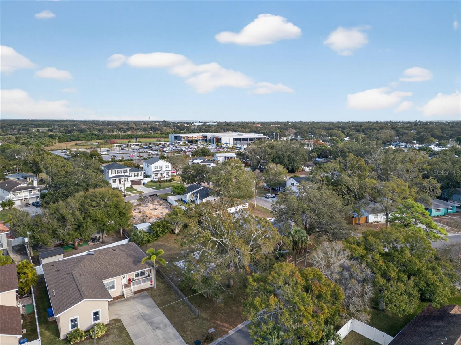 Listing photo id 9 for 6311 Hobson Street Ne