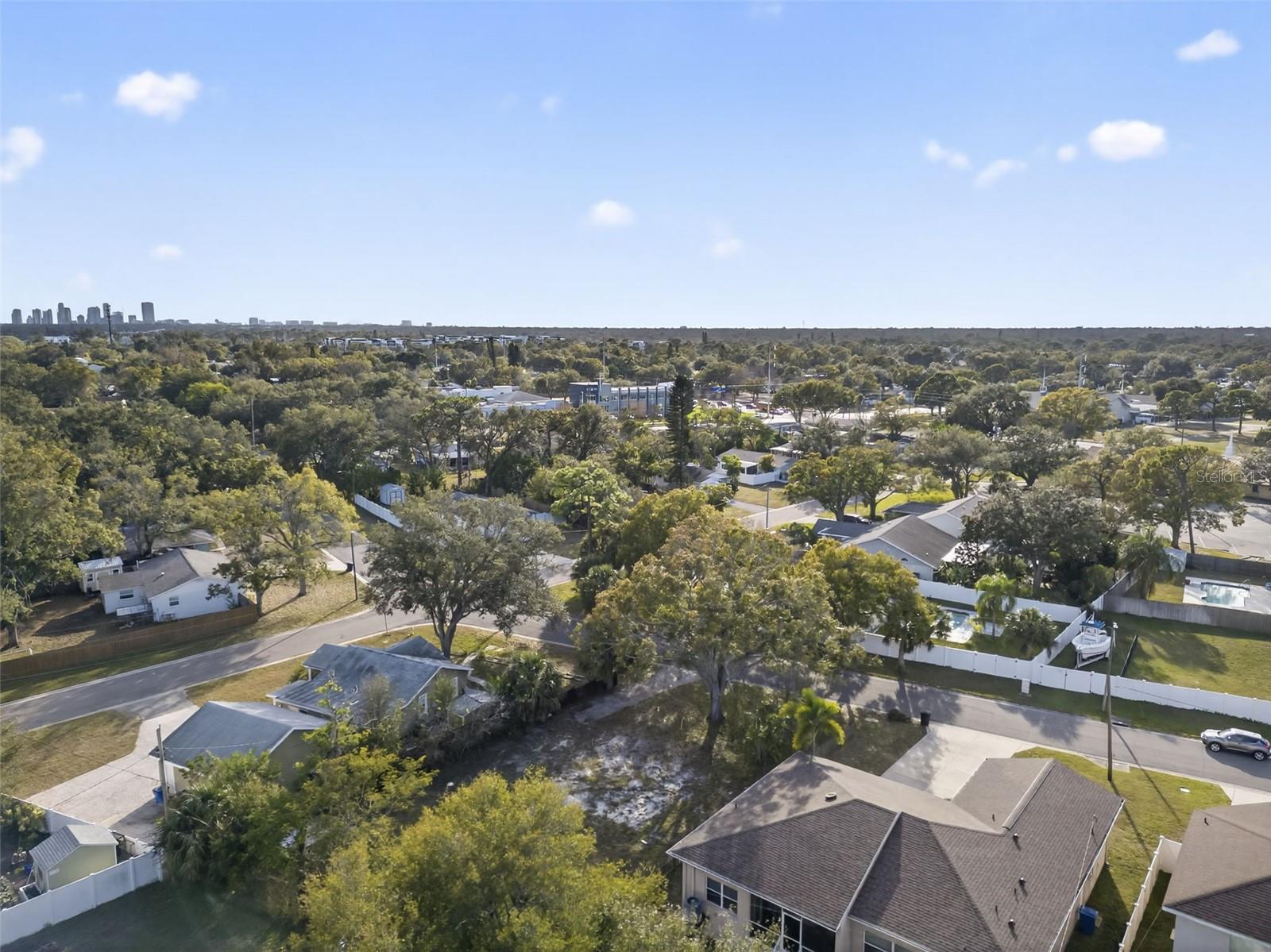 Listing photo id 11 for 6311 Hobson Street Ne