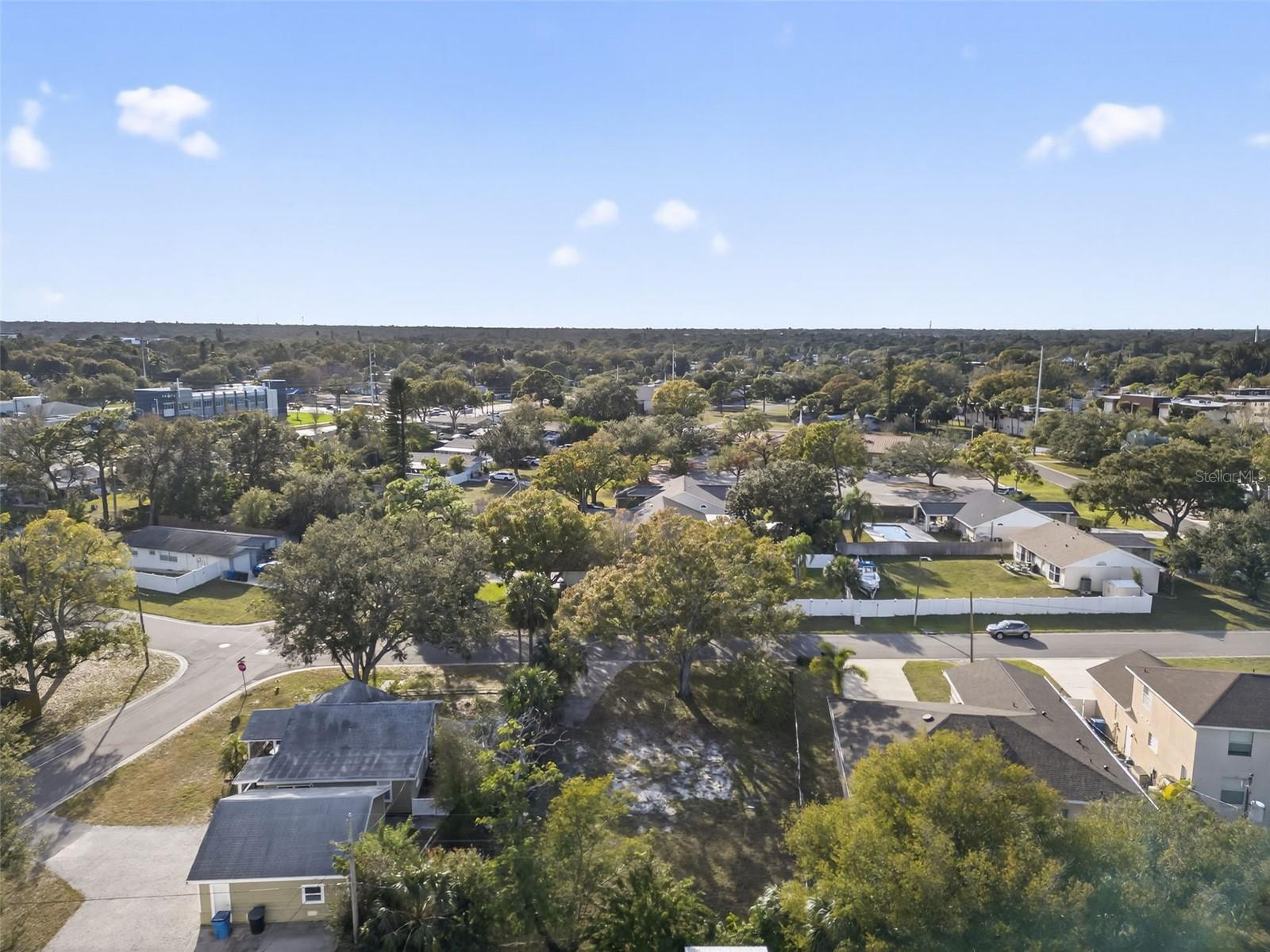 Listing photo id 12 for 6311 Hobson Street Ne