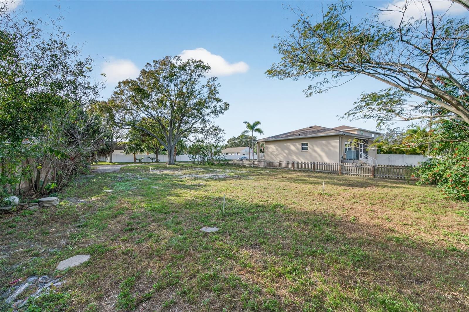 Listing photo id 2 for 6311 Hobson Street Ne