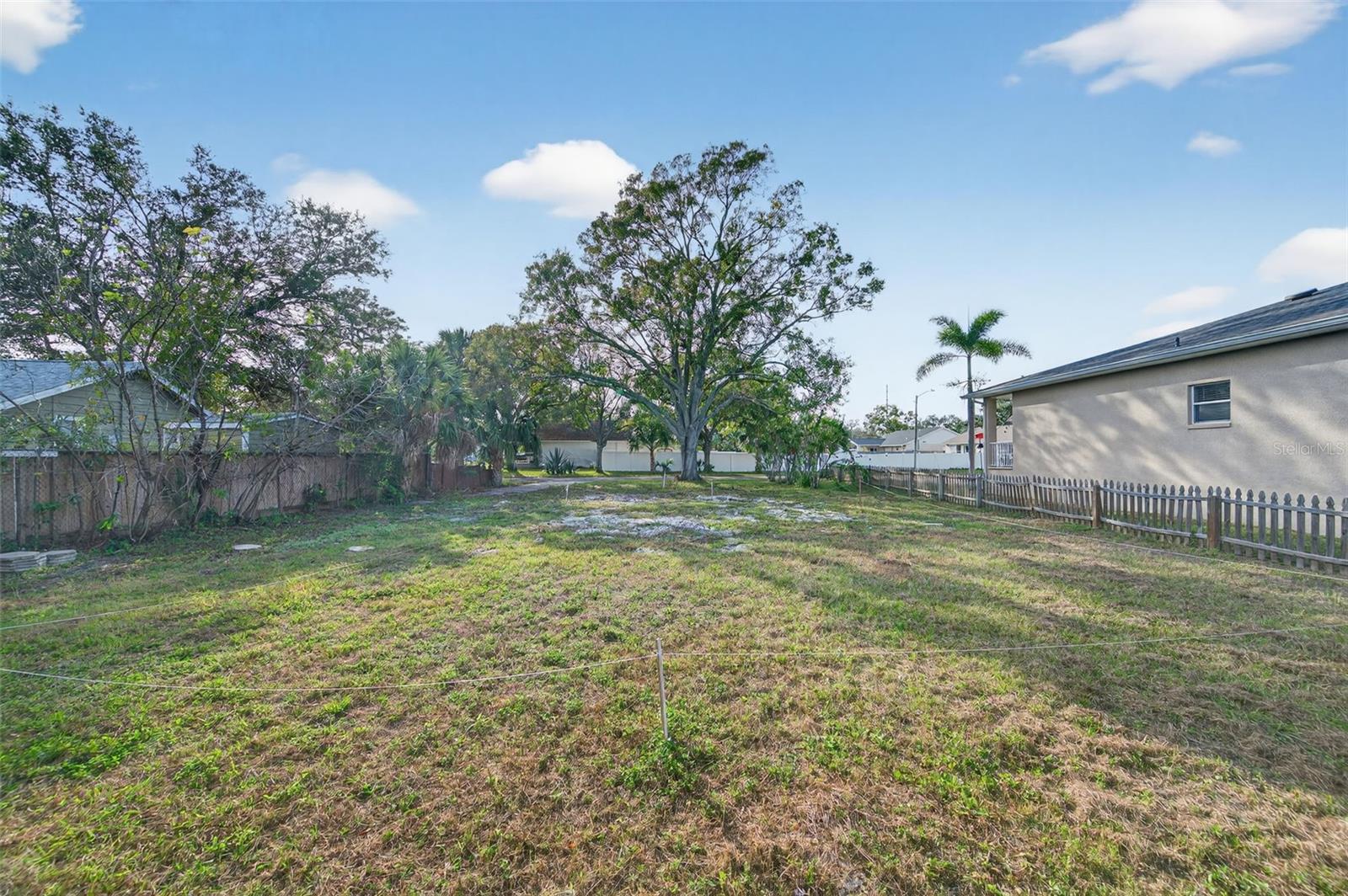 Listing photo id 3 for 6311 Hobson Street Ne