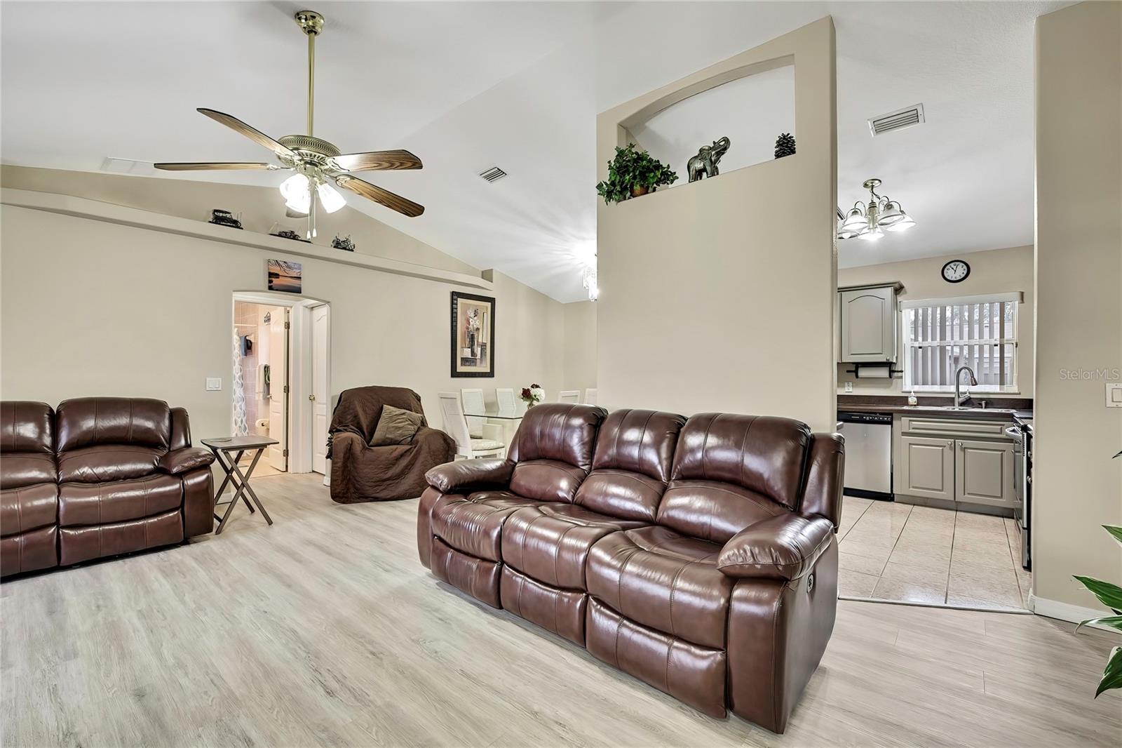 Image 5 of 40 For 103 Daisy Lane