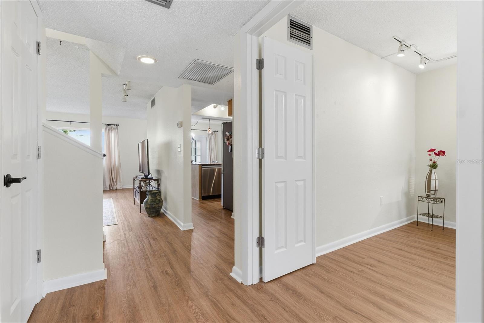 Image 5 of 27 For 6715 Cape Sable Way Ne 5