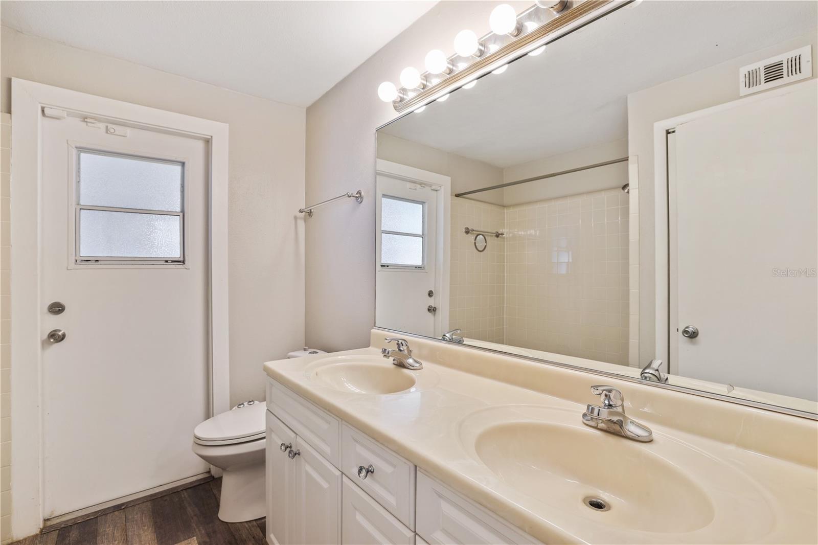 Image 13 of 30 For 6001 Himes Avenue 1-2