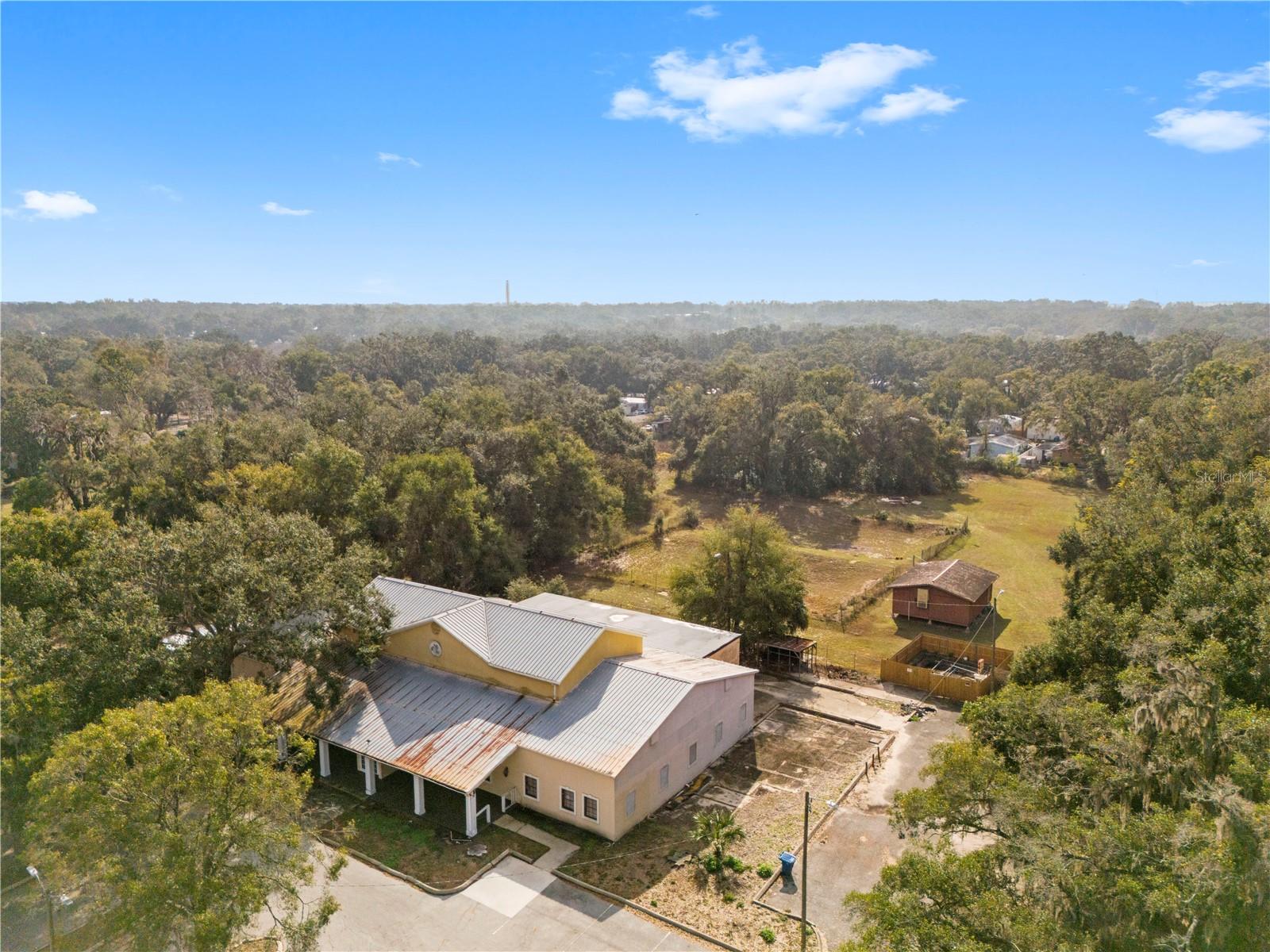 Listing photo id 9 for 10511 Main Street