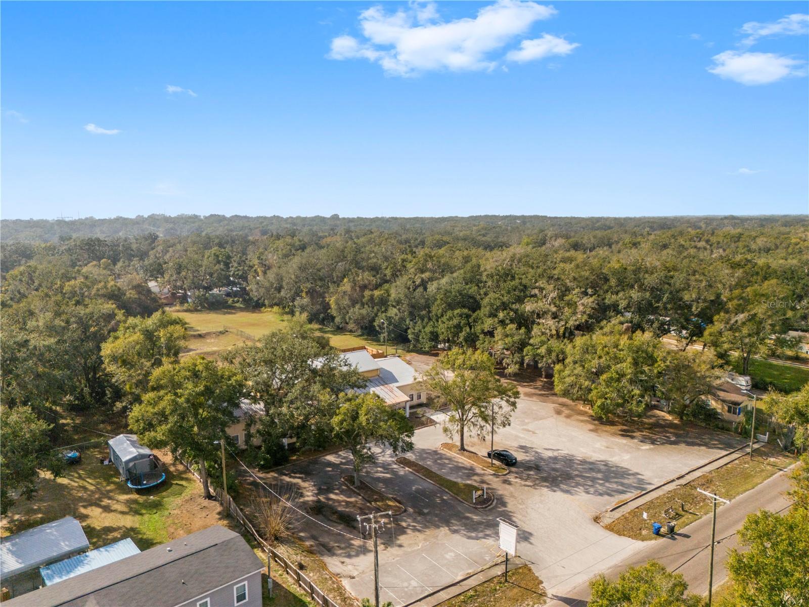 Listing photo id 11 for 10511 Main Street