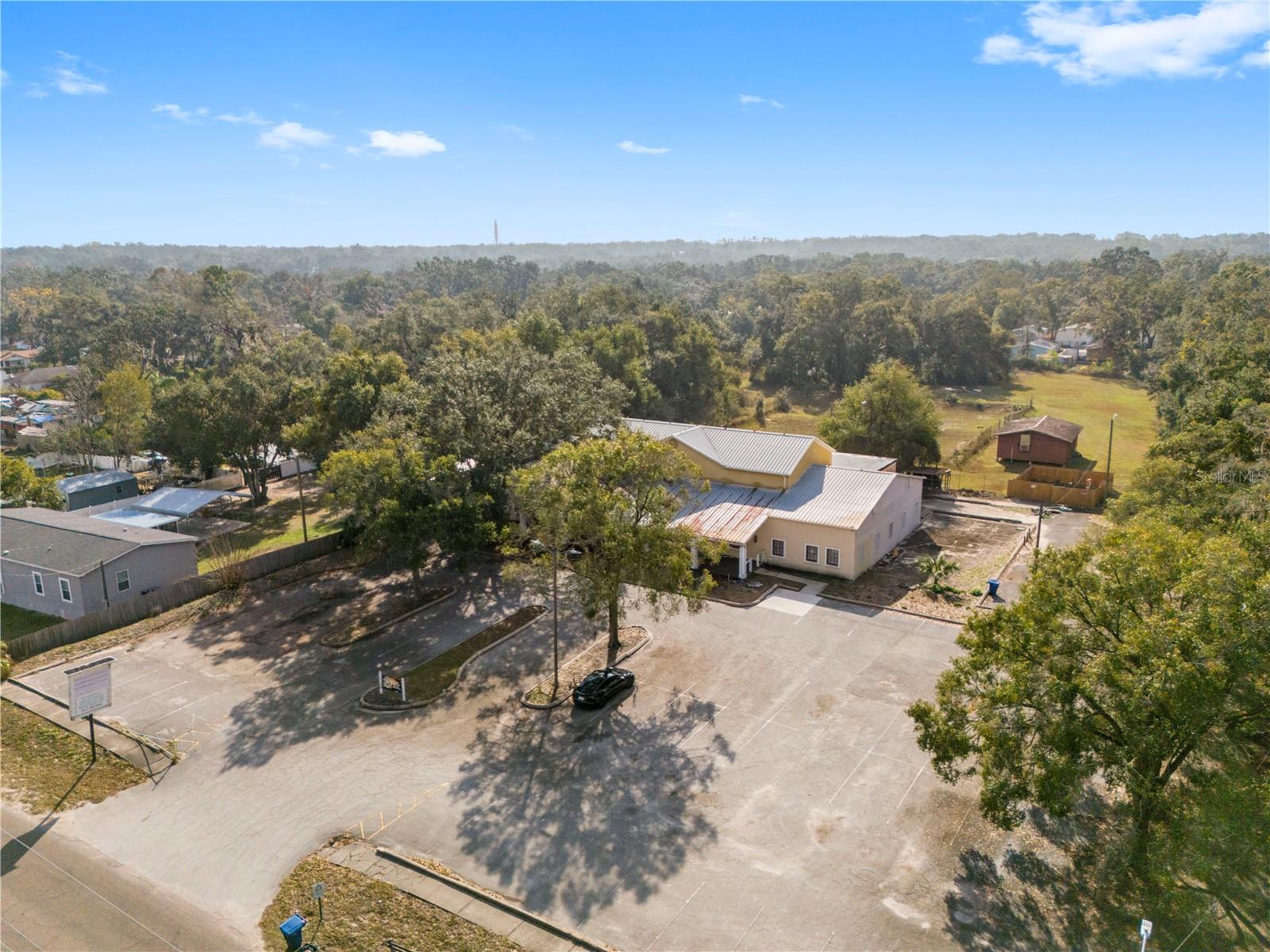 Listing photo id 12 for 10511 Main Street