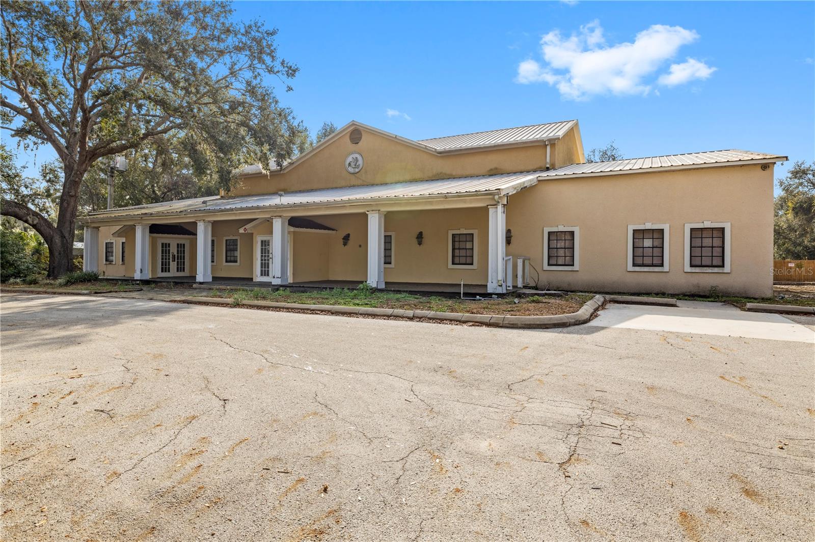 Listing photo id 14 for 10511 Main Street