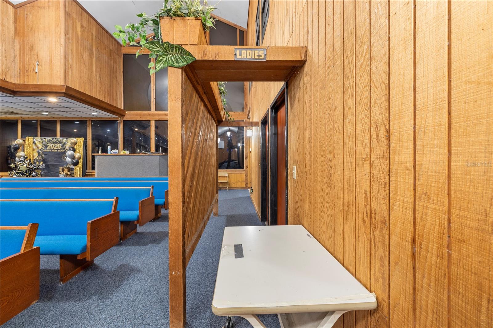 Listing photo id 26 for 10511 Main Street