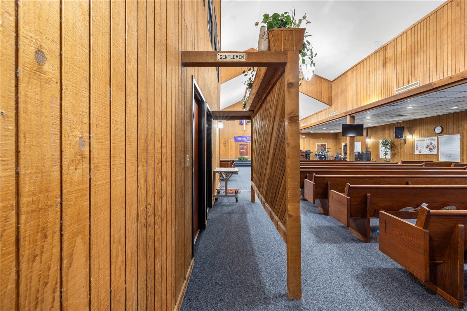 Listing photo id 27 for 10511 Main Street