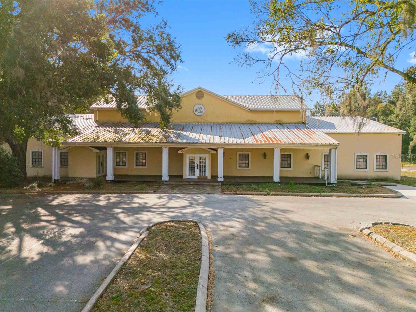 Listing photo id 1 for 10511 Main Street