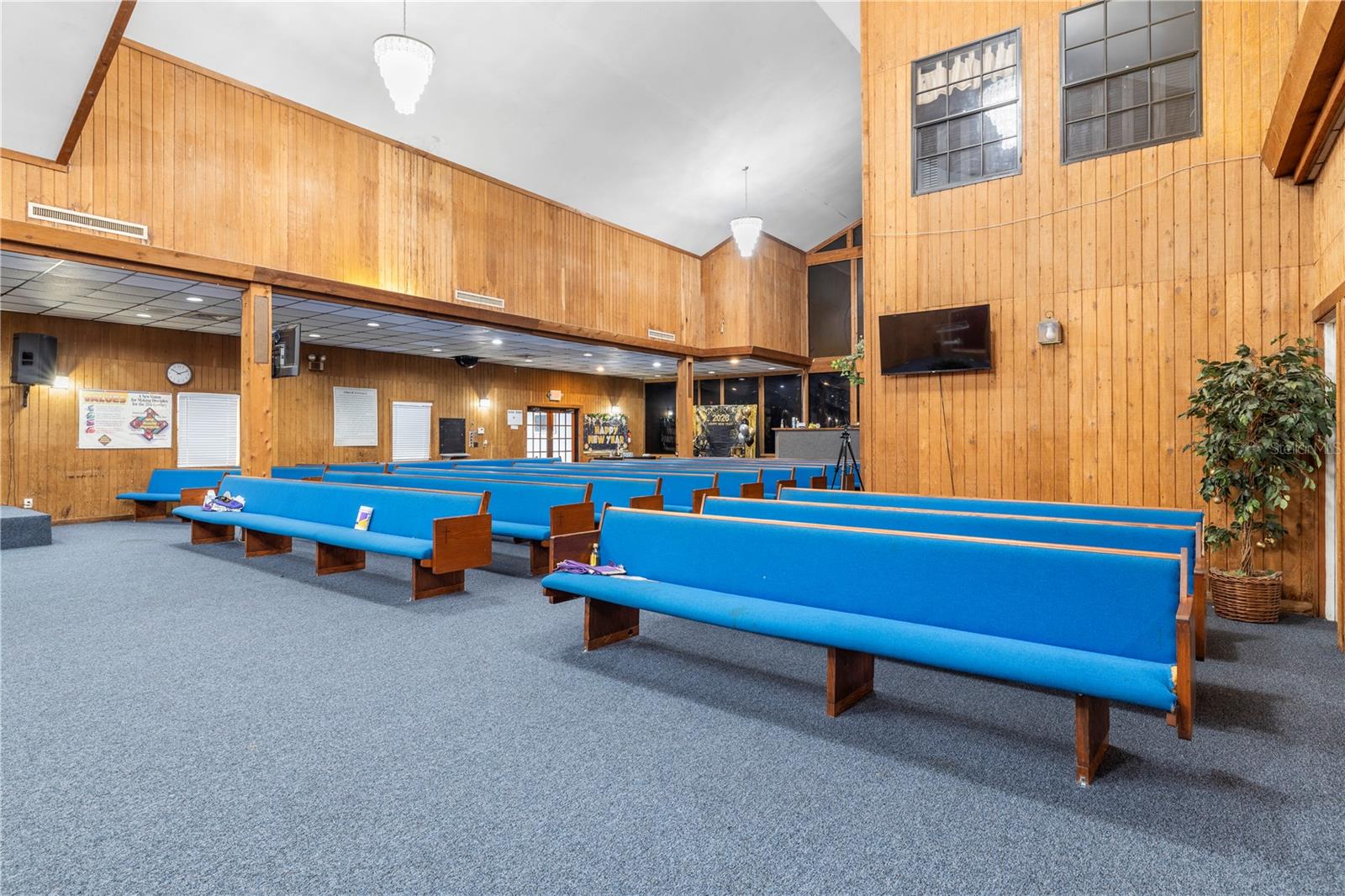 Listing photo id 28 for 10511 Main Street