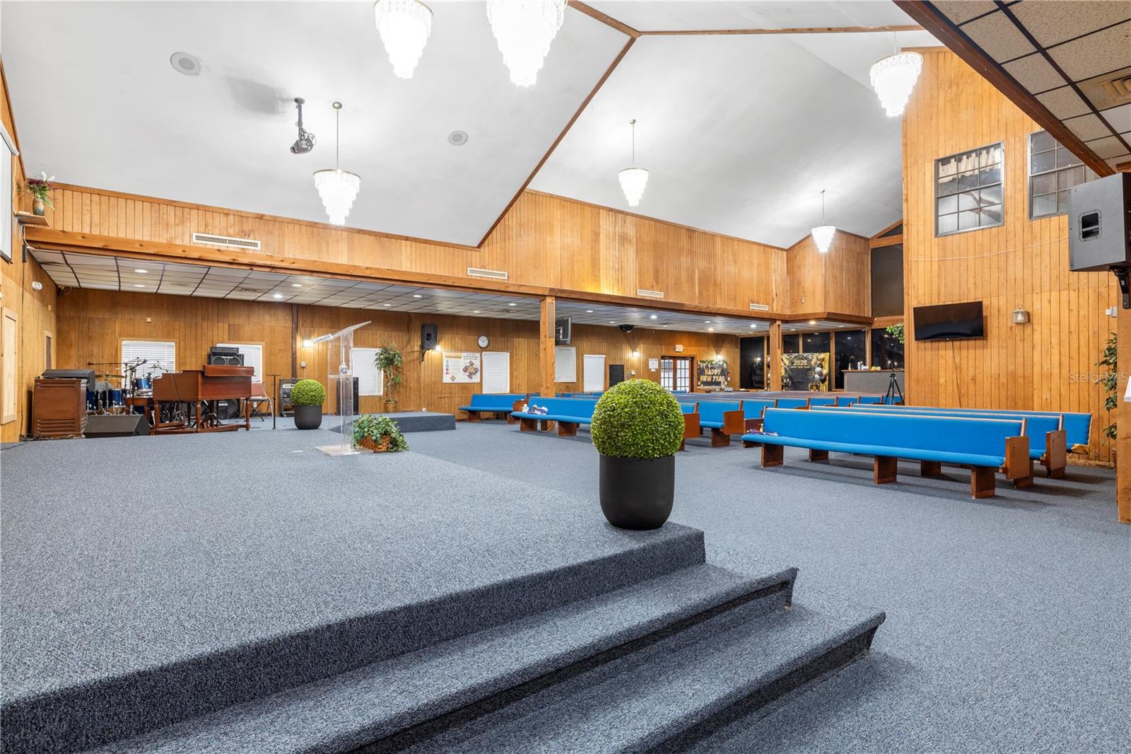 Listing photo id 29 for 10511 Main Street