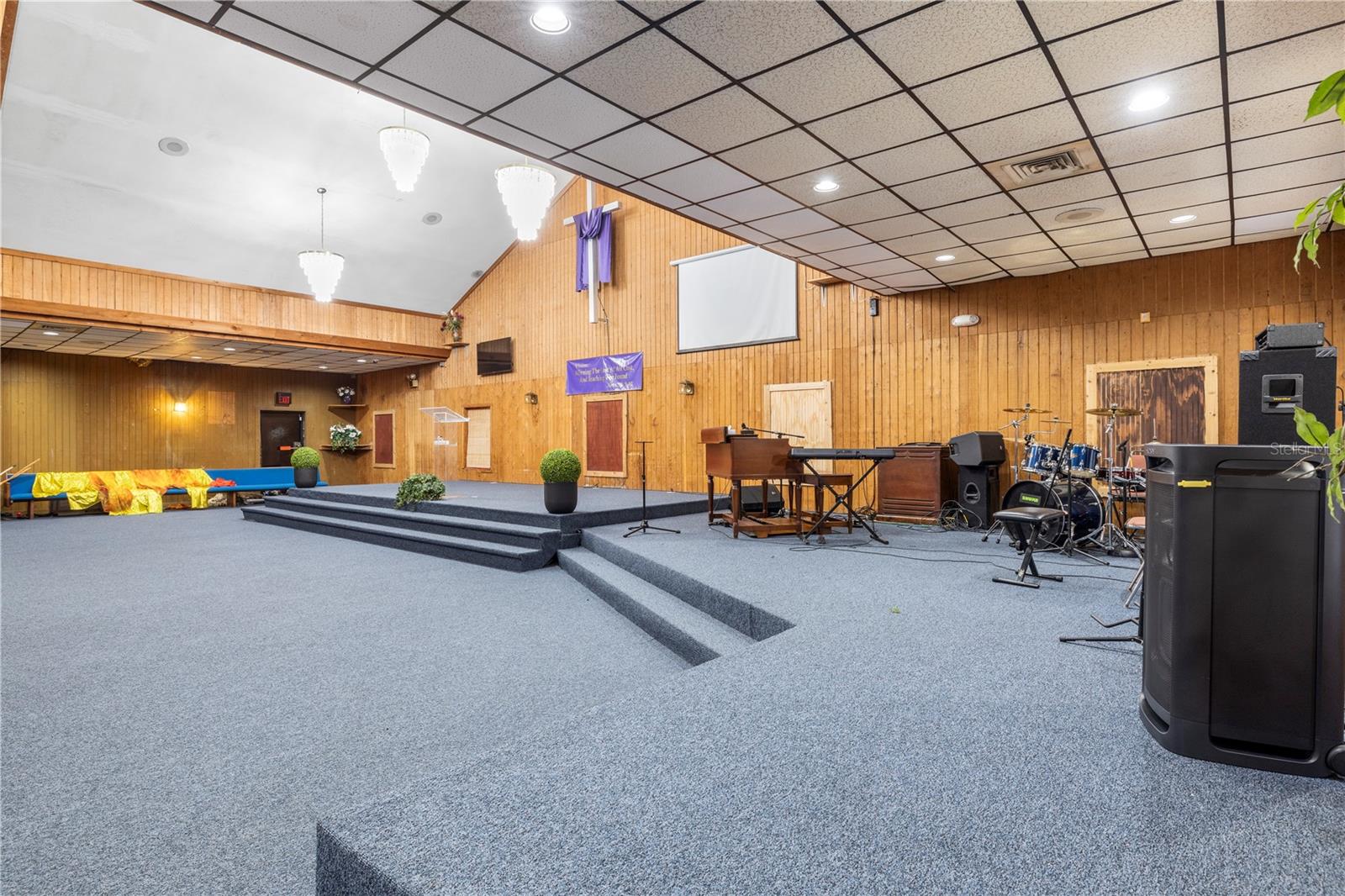 Listing photo id 32 for 10511 Main Street