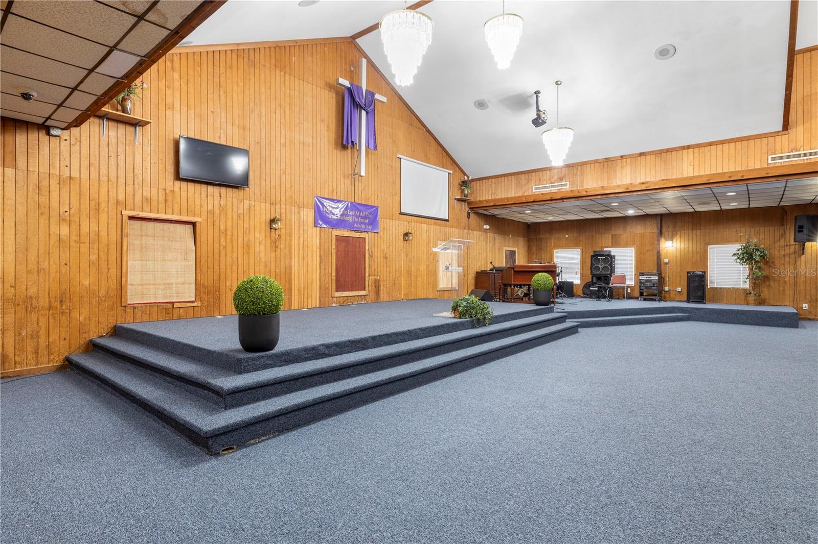 Listing photo id 33 for 10511 Main Street