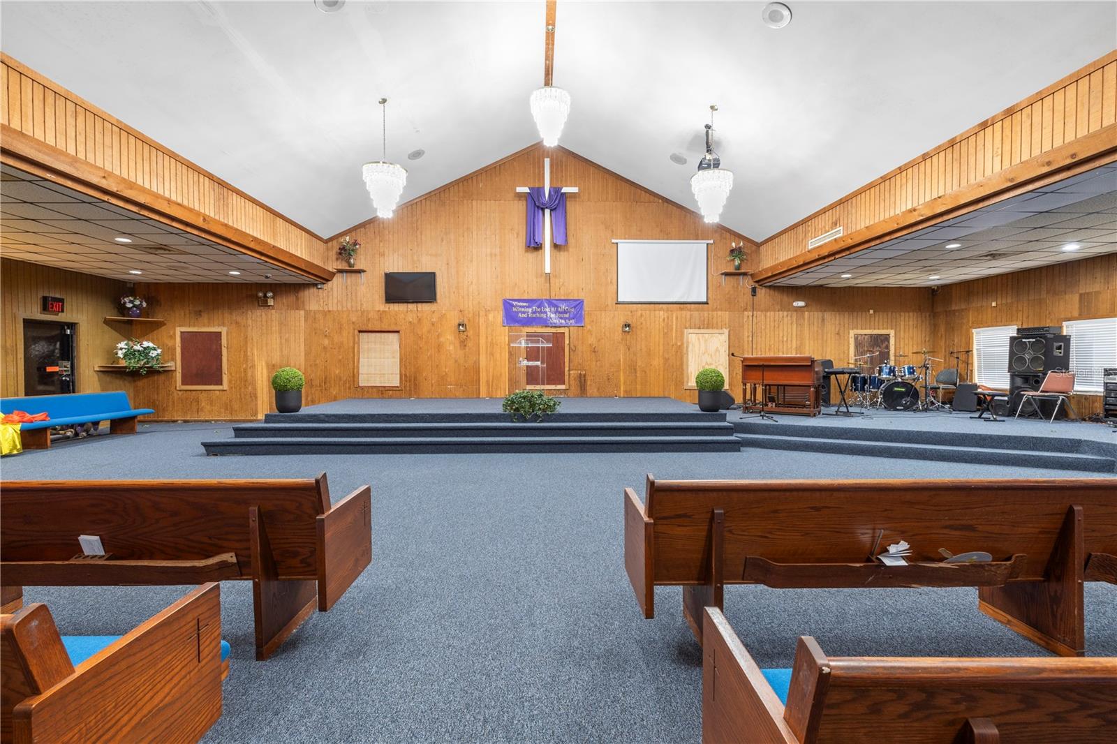 Listing photo id 34 for 10511 Main Street