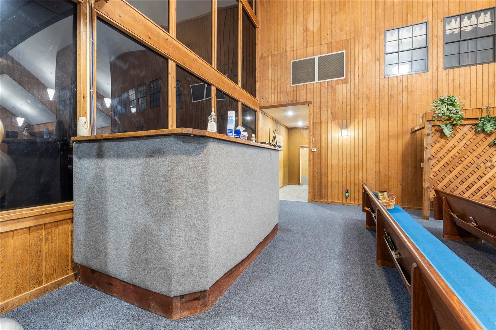 Listing photo id 35 for 10511 Main Street