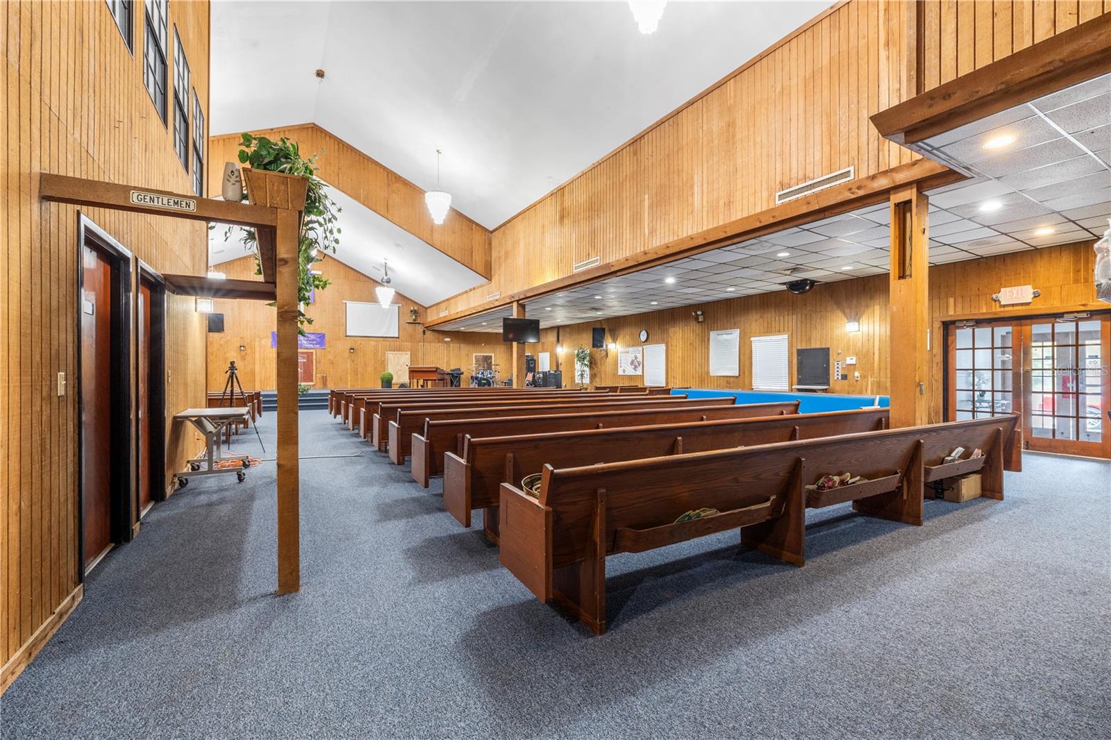 Listing photo id 37 for 10511 Main Street