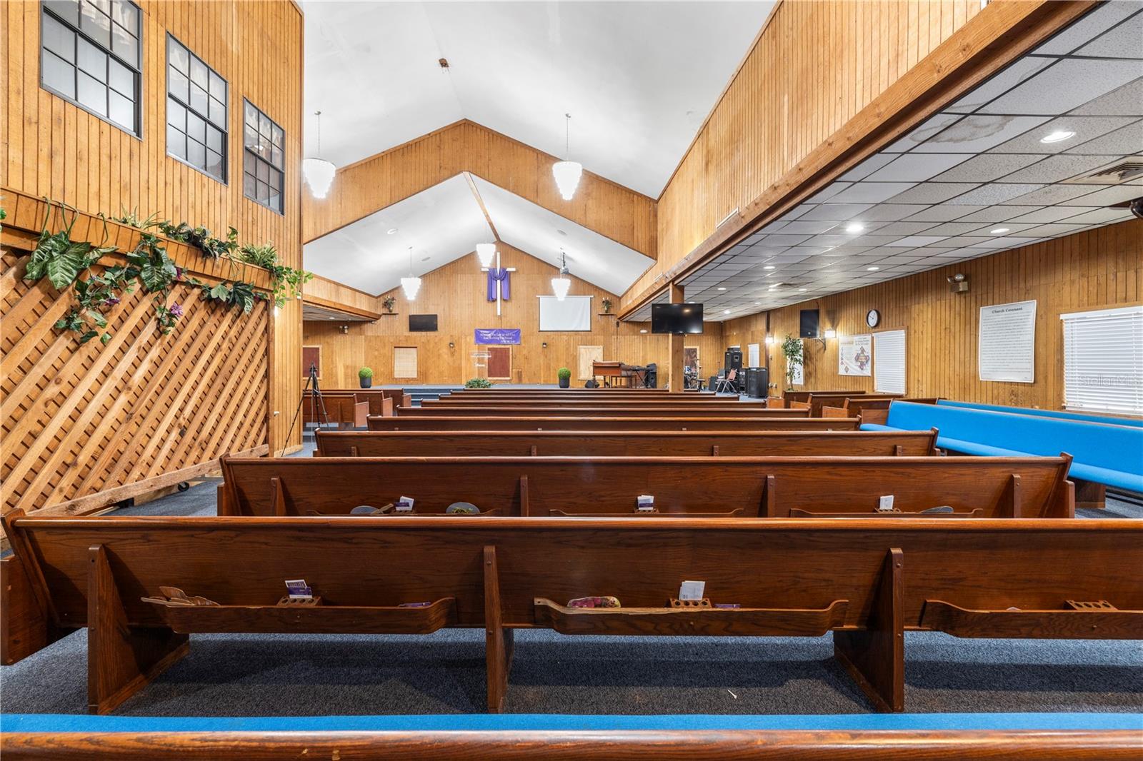 Listing photo id 38 for 10511 Main Street