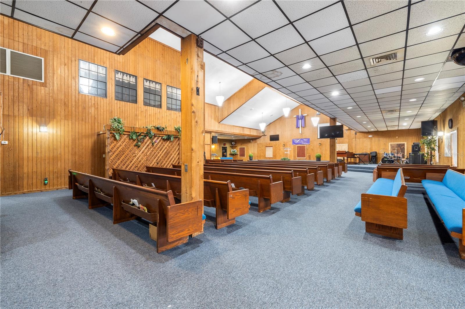 Listing photo id 39 for 10511 Main Street