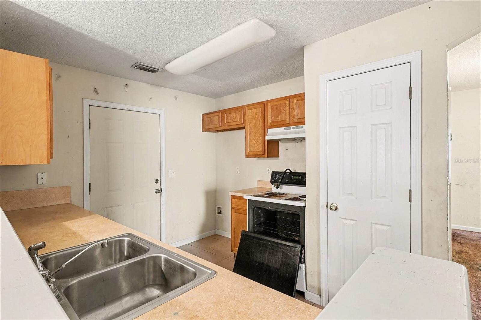 Listing photo id 9 for 3055 Lowell Avenue