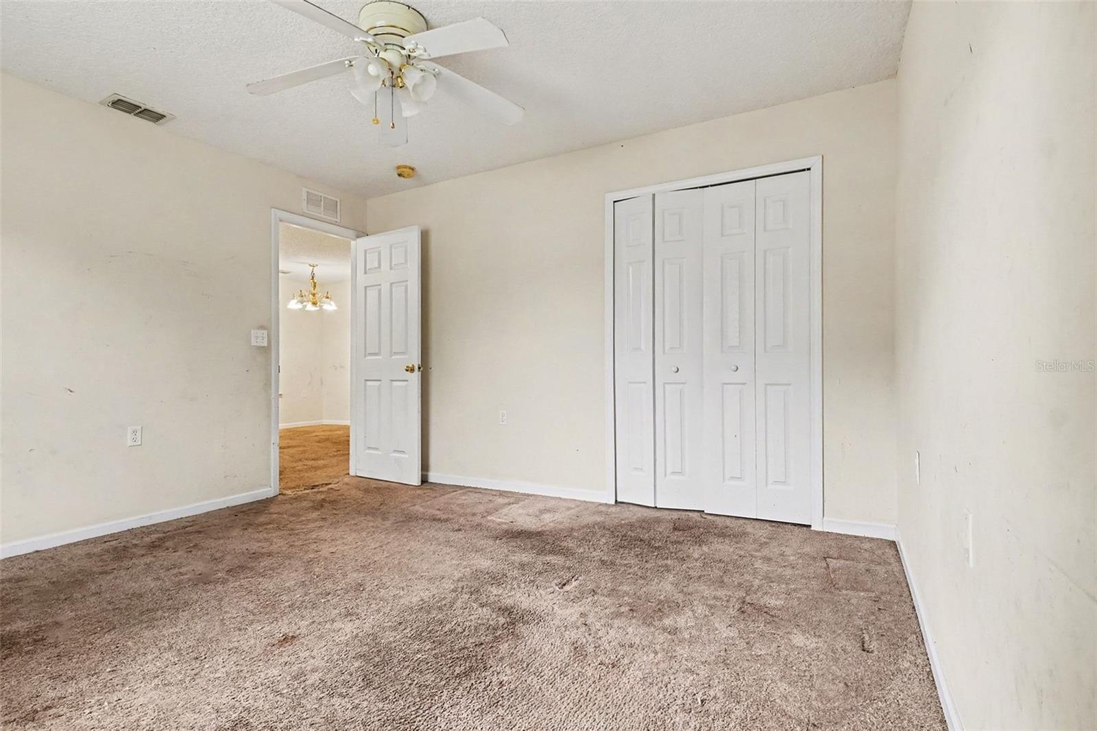 Listing photo id 12 for 3055 Lowell Avenue