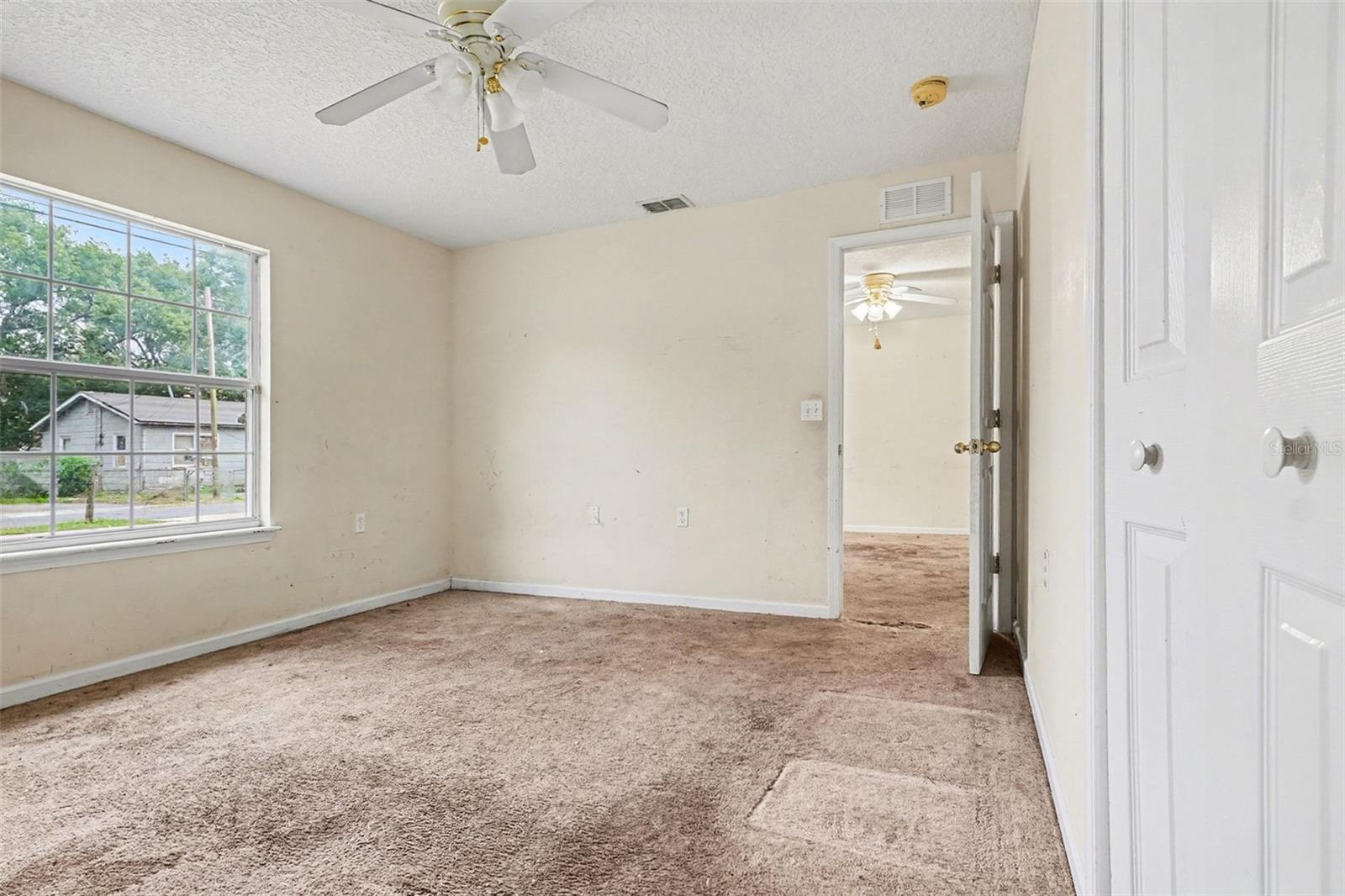 Listing photo id 13 for 3055 Lowell Avenue