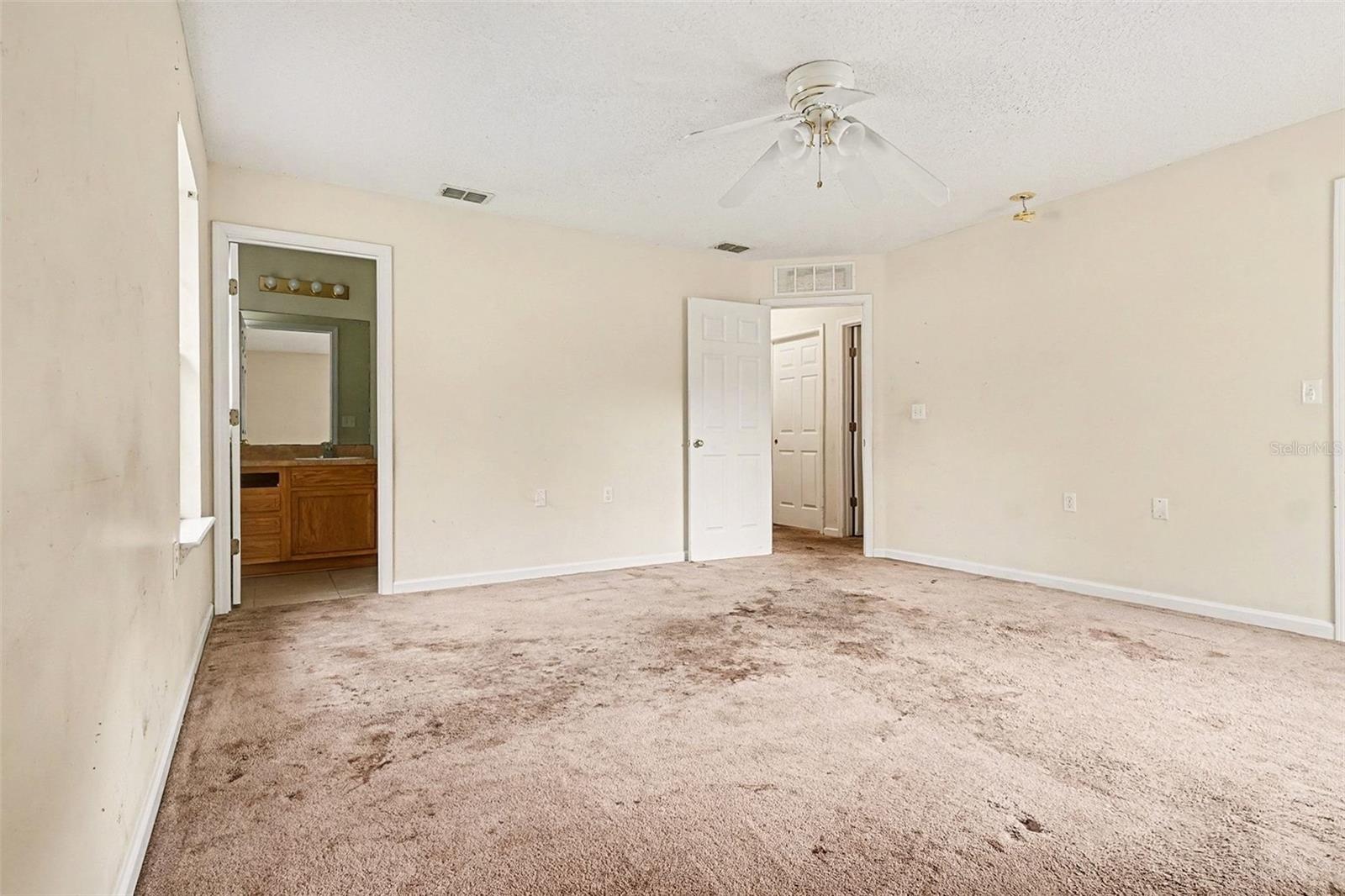 Listing photo id 19 for 3055 Lowell Avenue